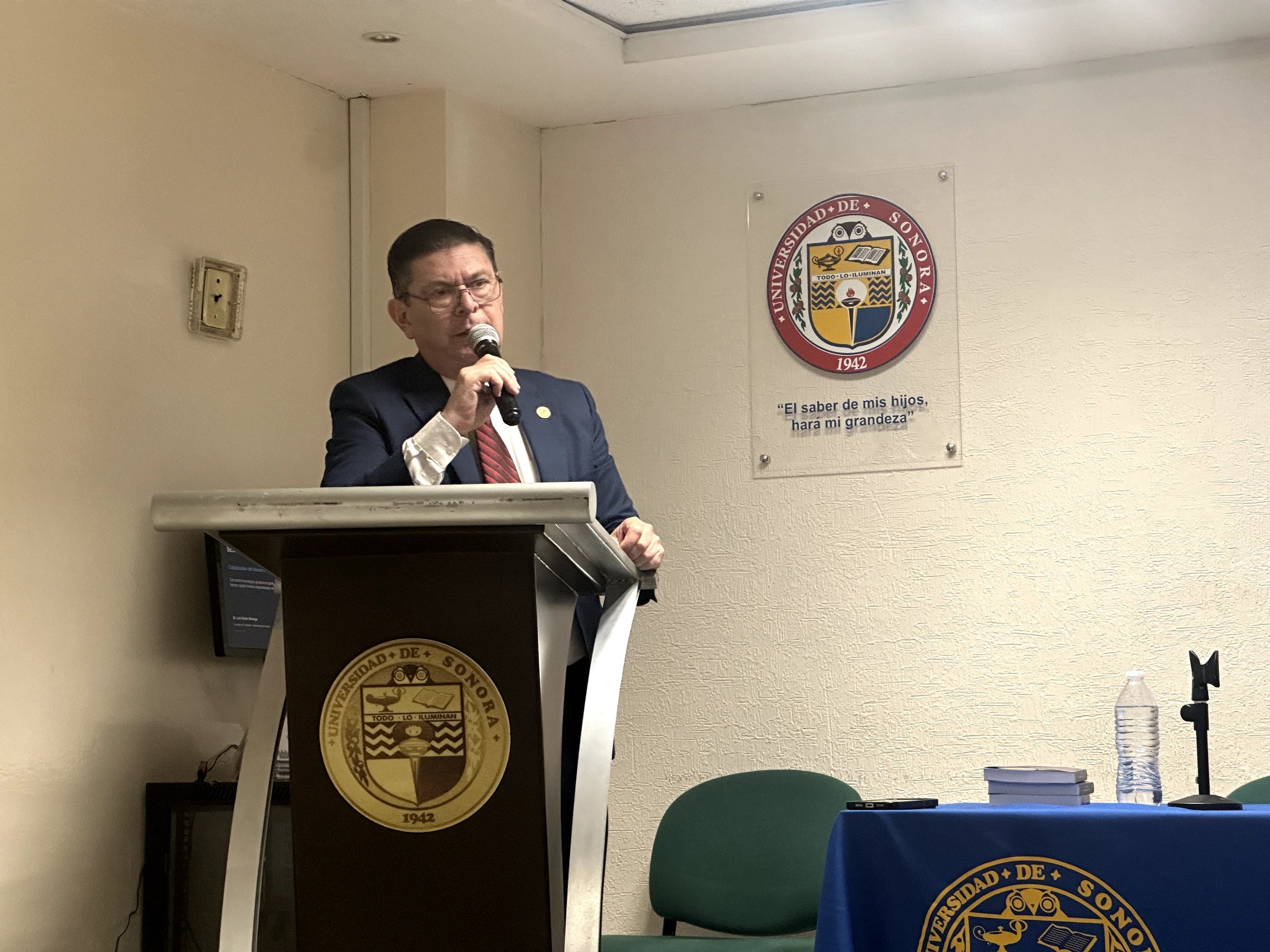 Llama Luis Núñez Noriega a estudiantes de la UNISON a prepararse para la economía de los semiconductores