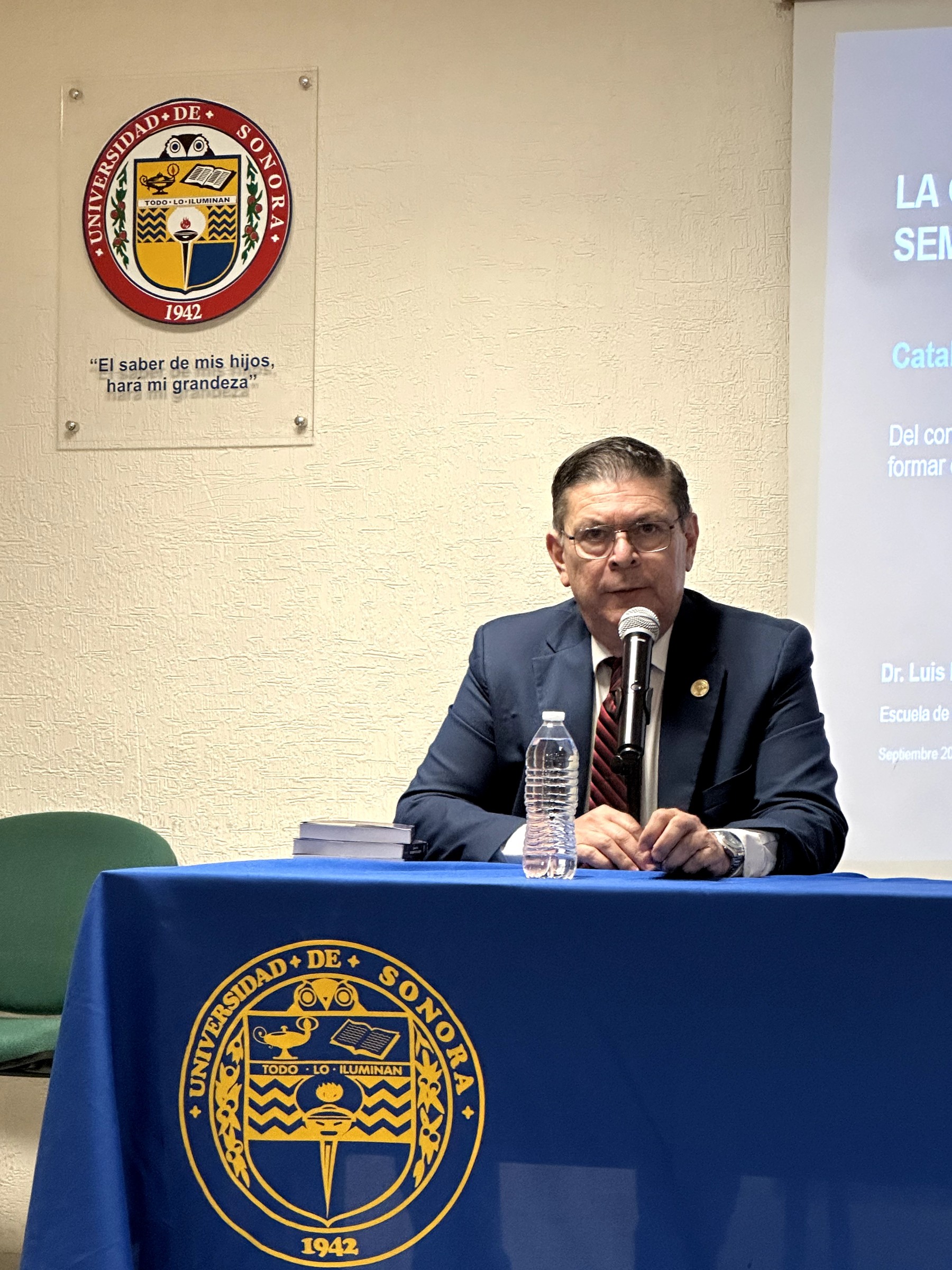 Llama Luis Núñez Noriega a estudiantes de la UNISON a prepararse para la economía de los semiconductores